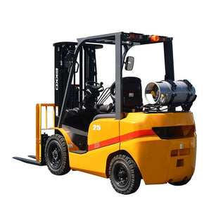 EKKO LPG forklift, rear three-quarter view with horizontally mounted propane tank