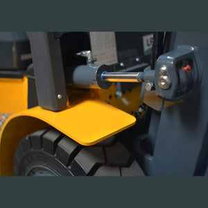 Tilt cylinder rod with rear step and pneumatic rear tire on the EK30LP