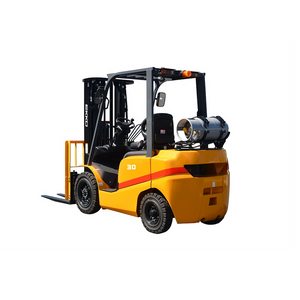 EKKO EK30TLP yellow LPG forklift with rear-mounted propane tank, three-quarter view